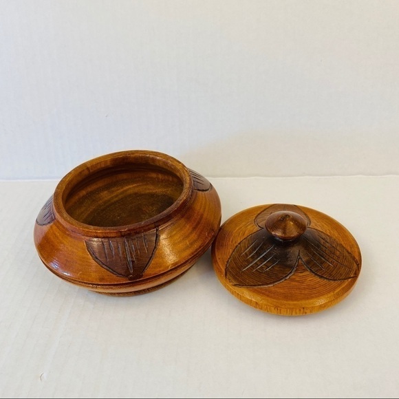 Wooden trinket dish with lid two tone foliage leaves - Picture 7 of 11
